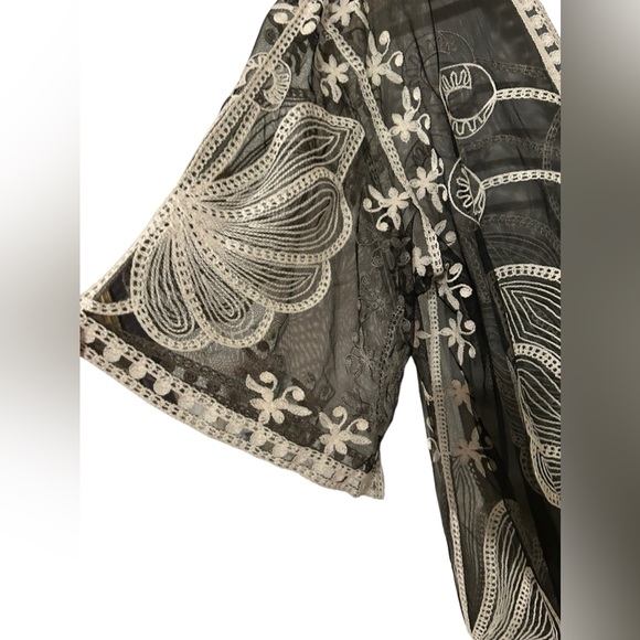 Netting and embroidery kimono - Picture 2 of 5
